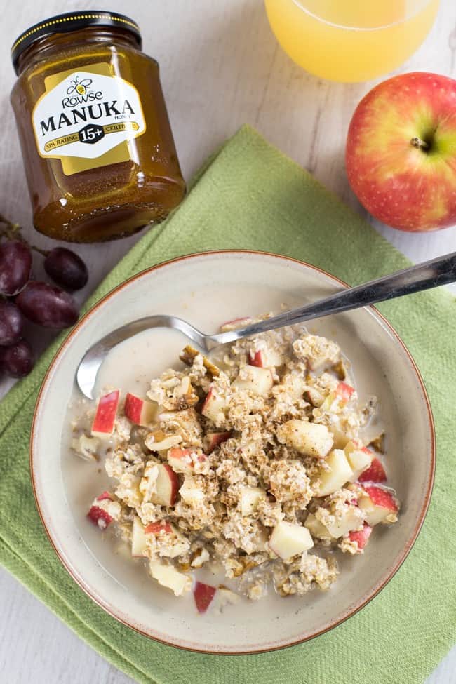 Apple pie overnight oats - the perfect healthy grab-and-go breakfast. With fresh apple, walnuts and cinnamon to make it taste like dessert!