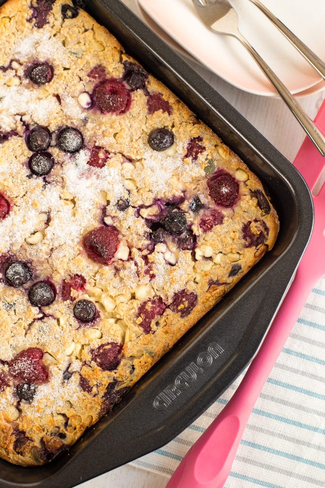 Raspberry and blueberry oaty breakfast bars - an easy make-ahead breakfast to prepare on Sunday night and have ready through the week! Almost 9 grams of protein per bar!