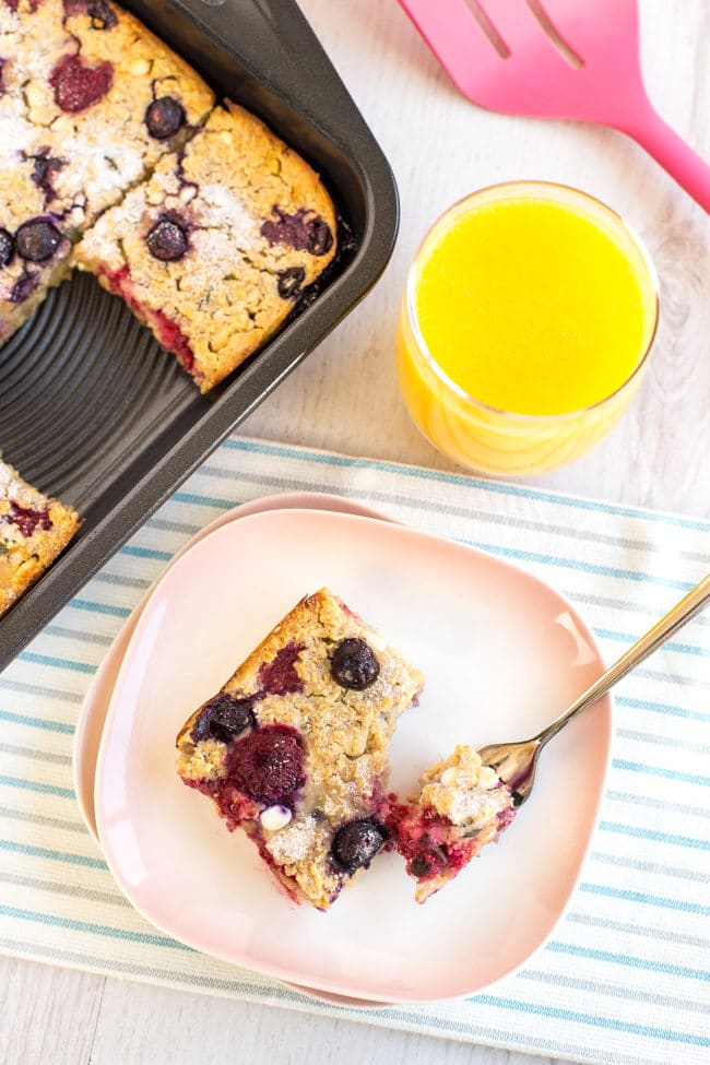 Raspberry and blueberry oaty breakfast bars - an easy make-ahead breakfast to prepare on Sunday night and have ready through the week! Almost 9 grams of protein per bar!