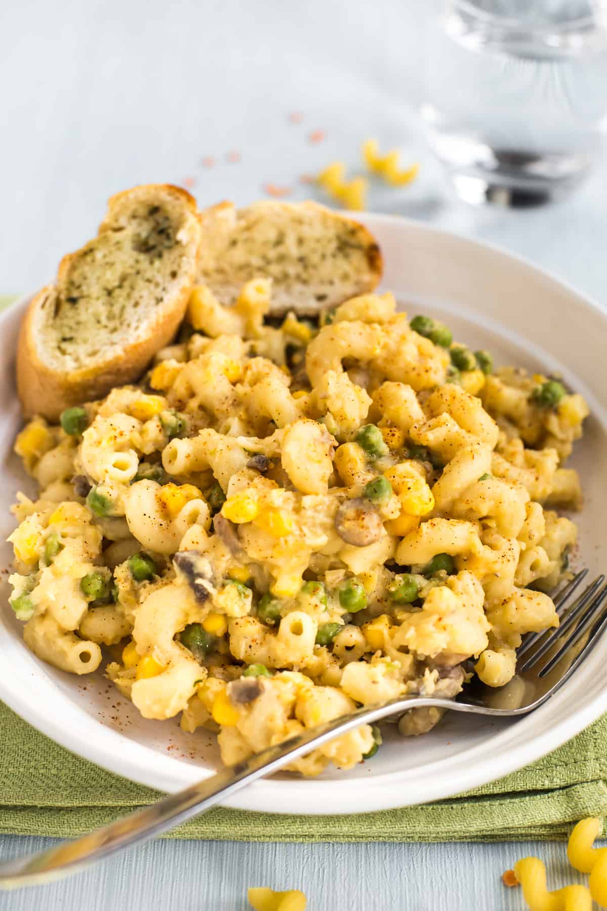 Portion of cheesy lentil pasta with frozen vegetables.