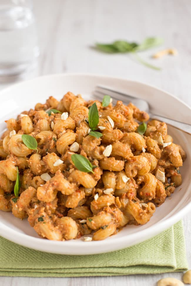 Creamy cashew and roasted red pepper pasta - this creamy pasta sauce is so easy to make, and it has a secret ingredient to make it extra creamy! #vegan #vegetarian #veganpasta