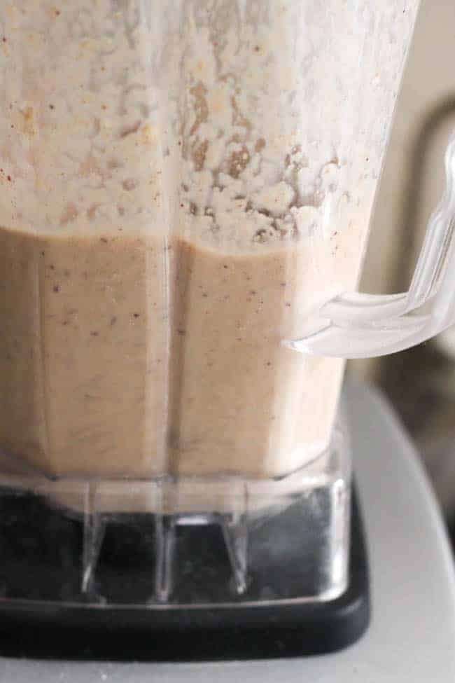 Healthy apple crumble smoothie - this healthy breakfast smoothie tastes just like my favourite apple crumble (but there's no added sugar!)