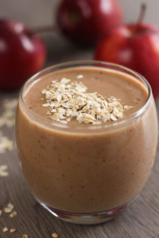 Healthy apple crumble smoothie - this healthy breakfast smoothie tastes just like my favourite apple crumble (but there's no added sugar!)