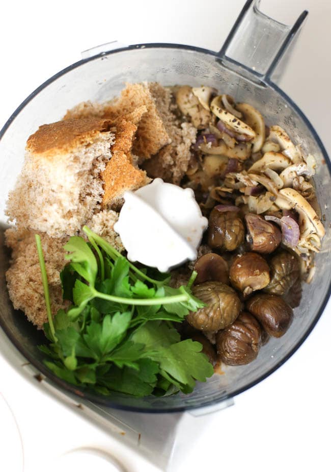 Mushroom and chestnut vegetarian stuffing - Did you know that making vegetarian / vegan stuffing could be so easy?! A must for any Christmas dinner table!