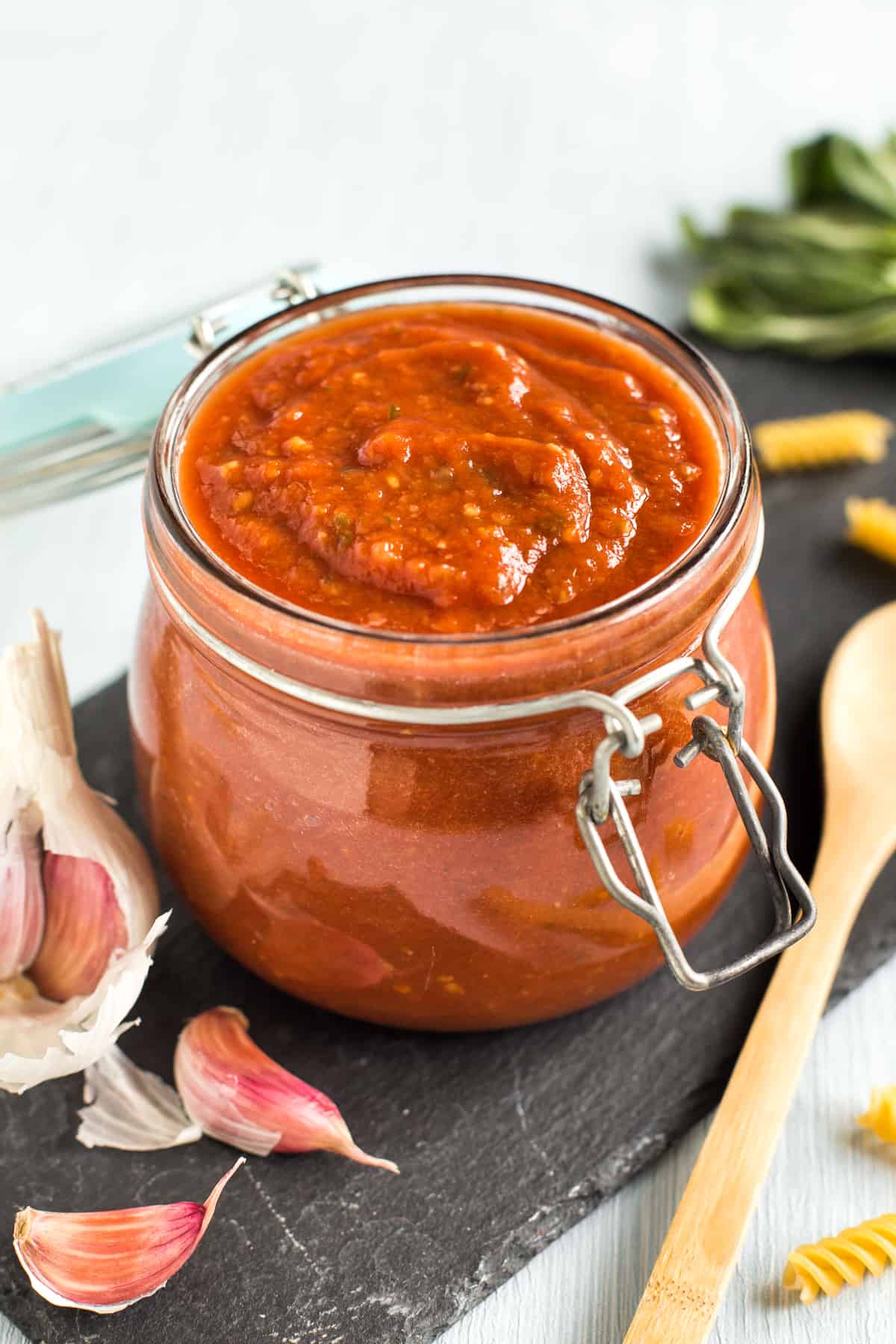 Slow cooker tomato sauce in a jar